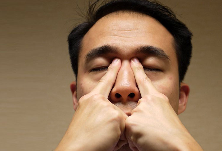 Press Your Eye Corner To Stop The Medicine