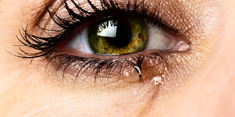 Strengthens the tear film