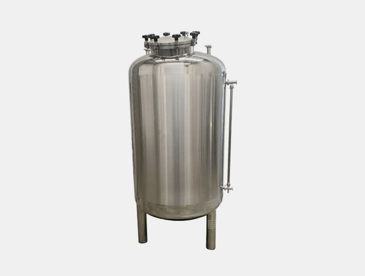 Liquid mixing tank